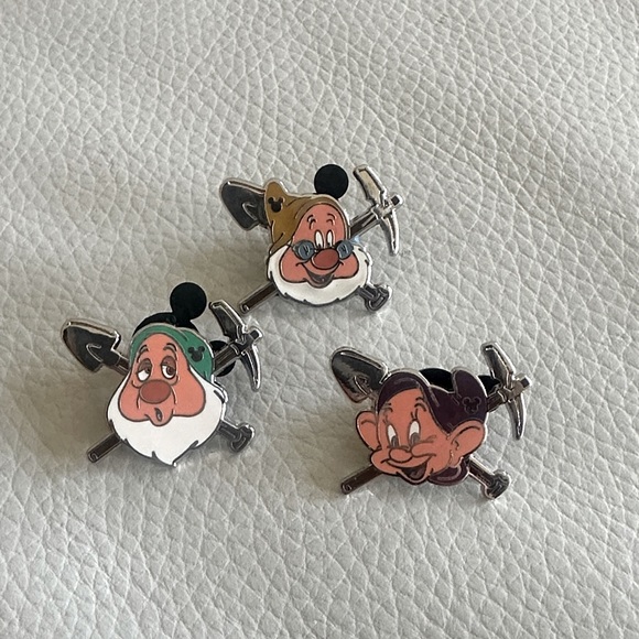 Official Disney Dwarfs Trading Pins Set - Picture 1 of 2